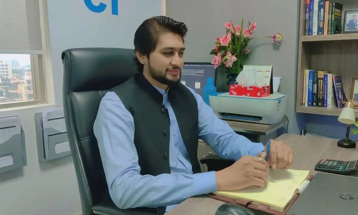 Sadaqat Hussain is Head of Design of UrduMove.com